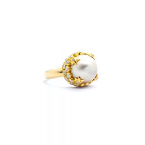Pearl ring set in 22ct gold and surrounded by diamonds S533