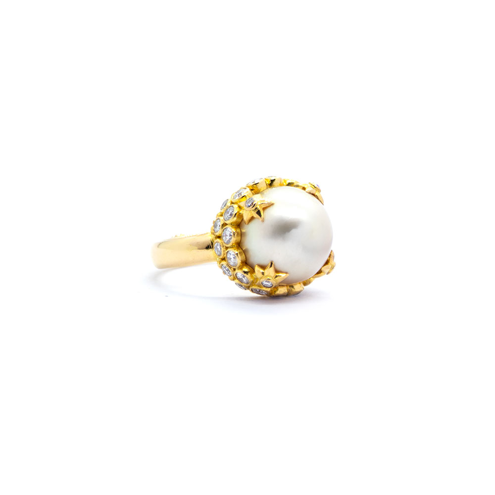 Pearl ring set in 22ct gold and surrounded by diamonds S533
