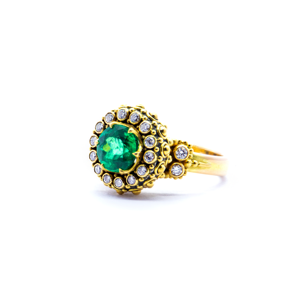 Emerald Chalice ring with diamond set in Gold bn11
